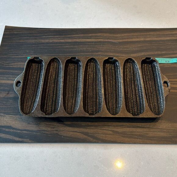 Wagner cast iron 7 place corn bread mold great shape, fun for everyone. - Picture 1 of 4